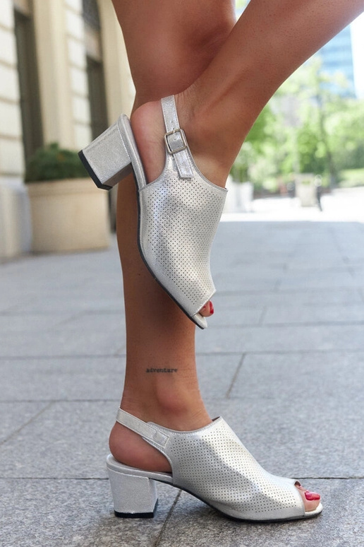 Perforierte Blockabsatz-Sandalen mit... Perforierte Blockabsatz-Sandalen mit...