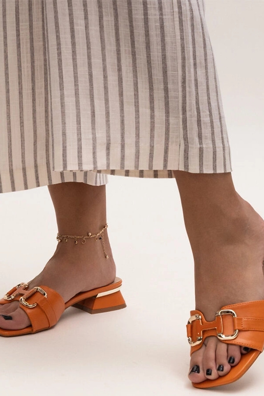 Pantoletten mit niedrigem Absatz und... Pantoletten mit niedrigem Absatz und...