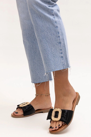 Schwarze Pantoletten...