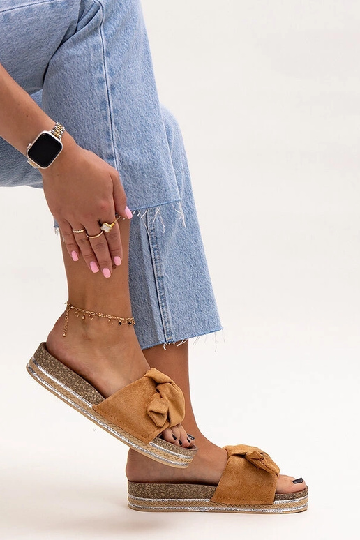 Braune Pantoletten auf massiver Sohle... Braune Pantoletten auf massiver Sohle...