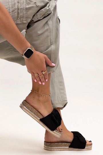 Schwarze Pantoletten auf... 2