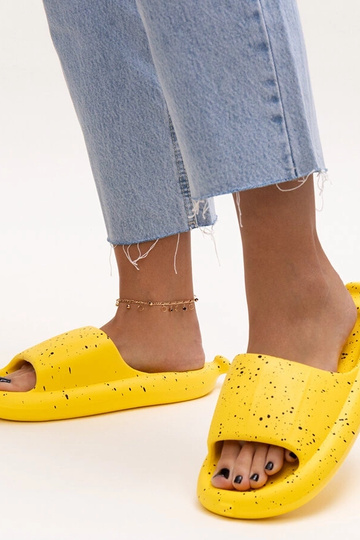 Gelbe Flip-Flops mit breitem Riemen Hekssa