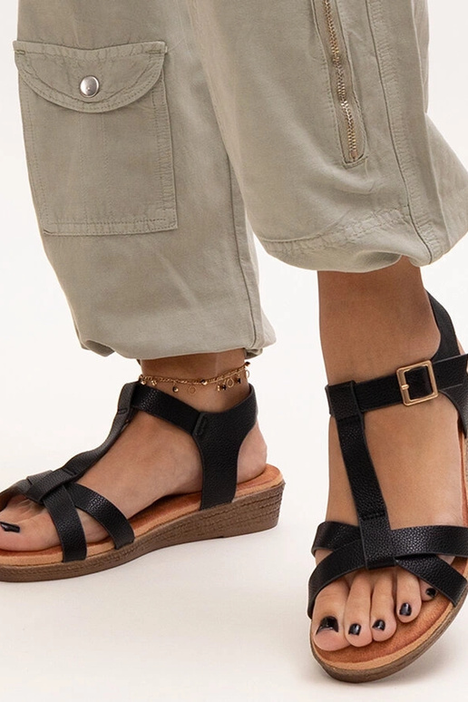 Schwarze niedrige Keilsandaletten...