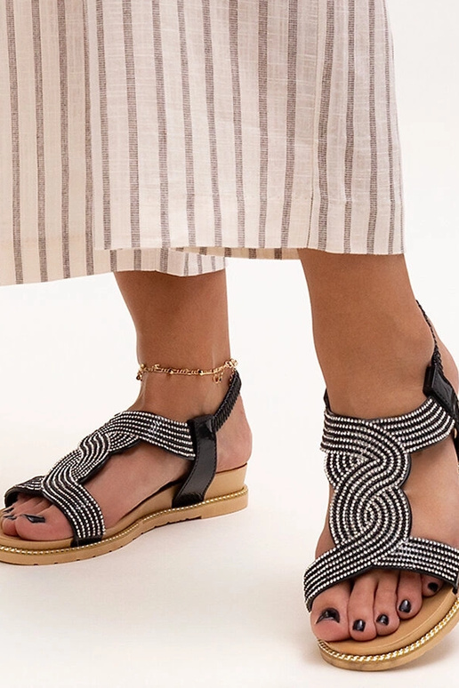 Schwarze Sandalen mit Gairsa-Zirkonen...