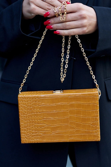 Gelbe „Trunk“-Tasche an...