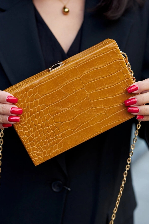 Gelbe „Trunk“-Tasche an einer Kette...