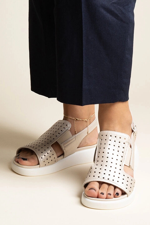 Goldene Sandalen mit durchbrochenem...