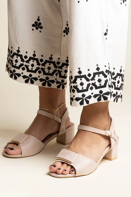 Beige Sandalen mit niedrigem Absatz... Beige Sandalen mit niedrigem Absatz...