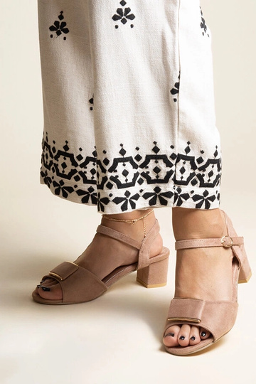 Dunkelbeige Sandalen mit...