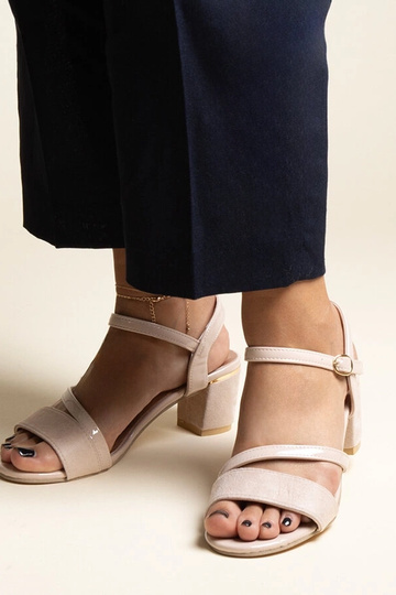 Beige Sandalen im...