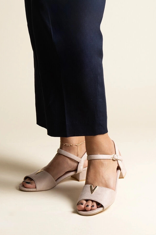 Beige Sandalen mit niedrigem Absatz... Beige Sandalen mit niedrigem Absatz...