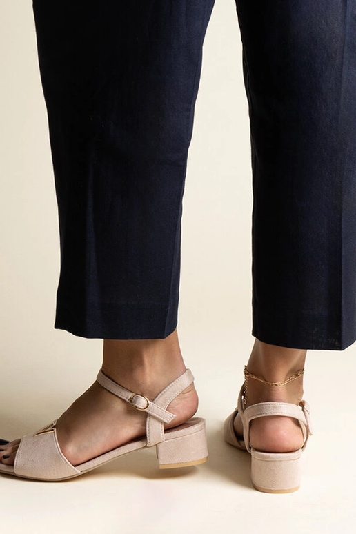 Beige Sandalen mit niedrigem Absatz... Beige Sandalen mit niedrigem Absatz...