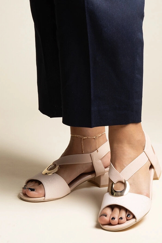 Beige Schlupfsandalen mit Blockabsatz... Beige Schlupfsandalen mit Blockabsatz...