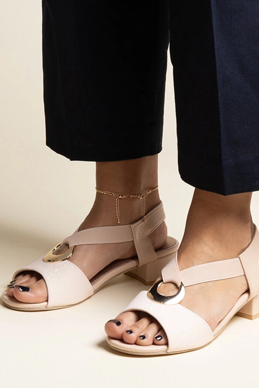 Beige Schlupfsandalen mit Blockabsatz... Beige Schlupfsandalen mit Blockabsatz...