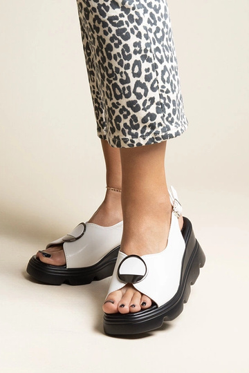 Bayley – Weiße Keilsandalen...