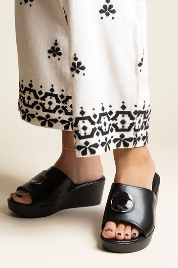 Schwarze Keilsandalen mit...