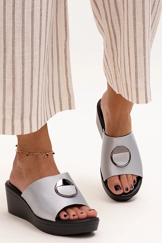 Silberne Keilsandaletten mit Schnalle...