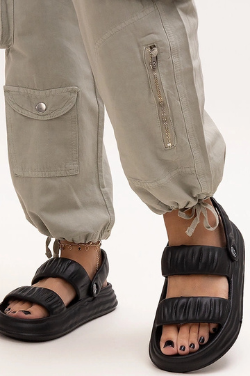 Schwarze Schaum-Sandalen mit Raffung Coreia