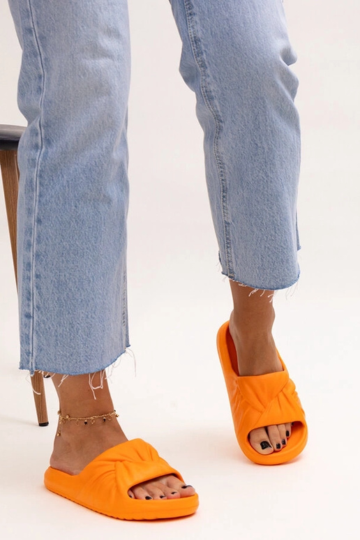Orangefarbene Flip-Flops aus...