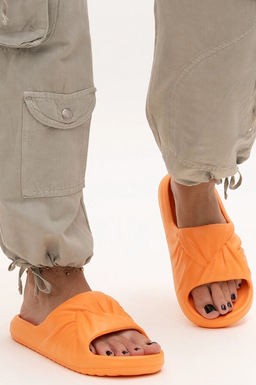 Orangefarbene Flip-Flops aus...