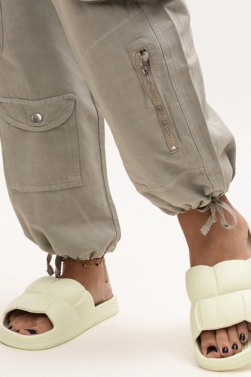 Grüne Flip-Flops aus Schaumstoff mit...