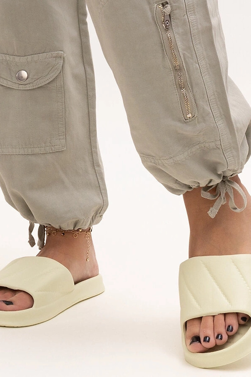 Grüne Hausschuhe aus Primula-Schaumstoff