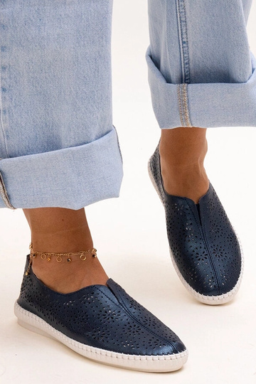 Marineblaue Schuhe aus durchbrochenem Leder von Bernice 2