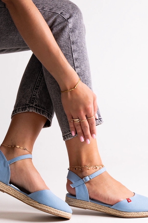 Blaue Espadrilles mit offenem... Blaue Espadrilles mit offenem...