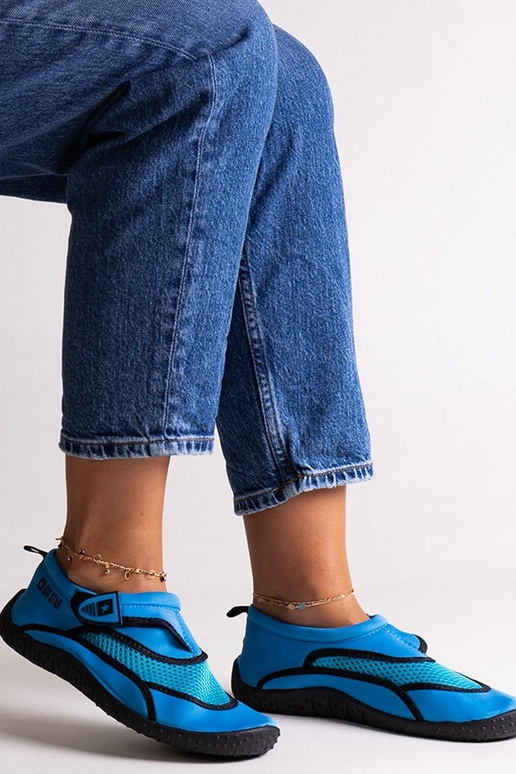 Sportliche blaue Wasserschuhe Big... Sportliche blaue Wasserschuhe Big...