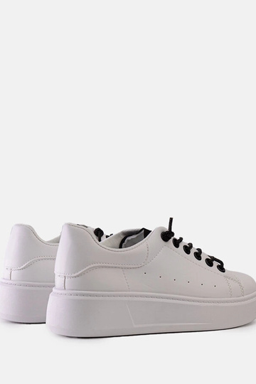 Weiße Sneaker mit spektakulärer Asmait-Verzierung 2