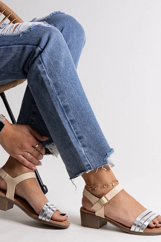 Silberne Sandalen mit niedrigem... Silberne Sandalen mit niedrigem...