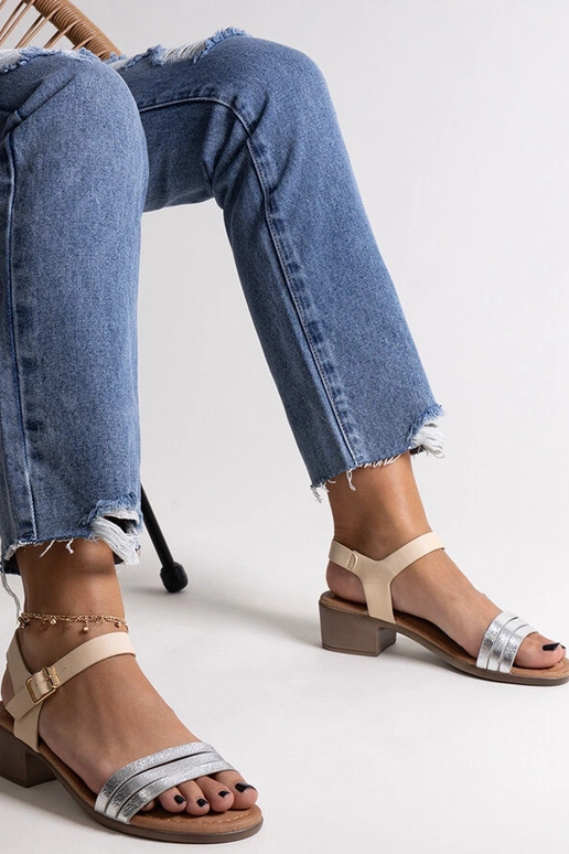 Silberne Sandalen mit niedrigem... Silberne Sandalen mit niedrigem...