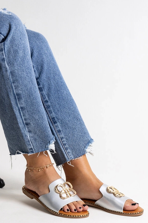 Silberne Flip-Flops mit dekorativer... Silberne Flip-Flops mit dekorativer...