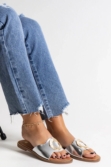 Silberne Flip-Flops mit dekorativer Ganea-Schnalle