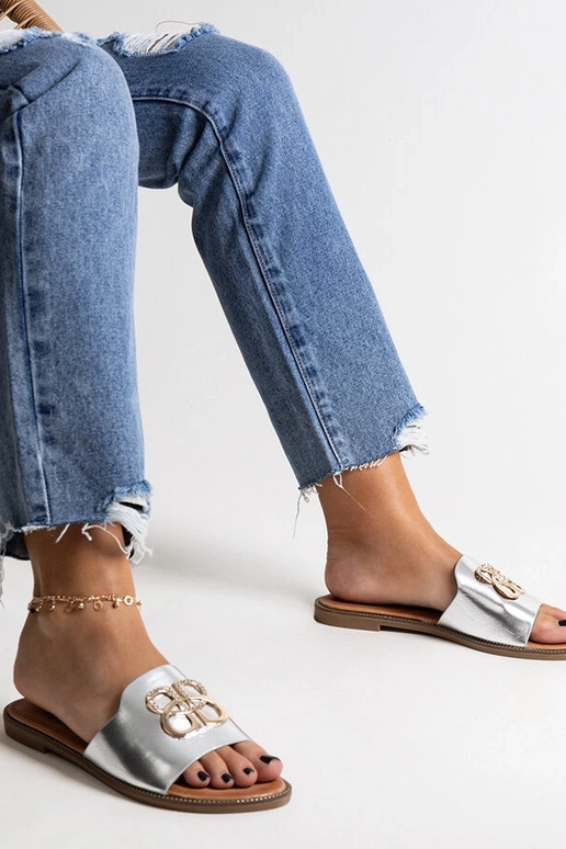 Silberne Flip-Flops mit dekorativer... Silberne Flip-Flops mit dekorativer...