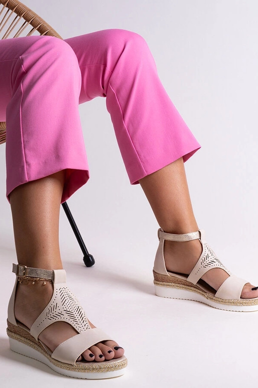 Beige Sandalen mit niedrigem... Beige Sandalen mit niedrigem...