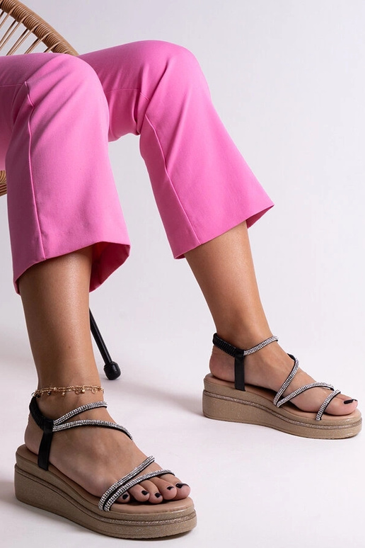 Glänzende Sandalen auf niedrigem Keil... Glänzende Sandalen auf niedrigem Keil...