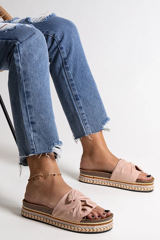 Klobige rosa Flip-Flops mit... Klobige rosa Flip-Flops mit...