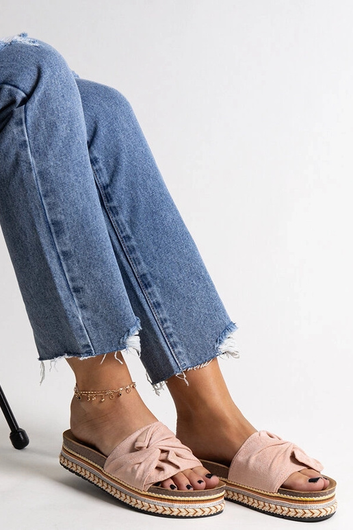 Klobige rosa Flip-Flops mit... Klobige rosa Flip-Flops mit...