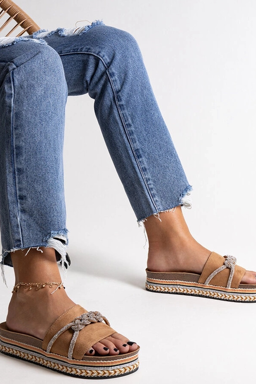 Braune Flip-Flops verziert mit... Braune Flip-Flops verziert mit...