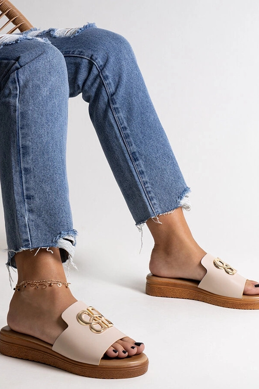 Beige Flip-Flops mit dekorativer... Beige Flip-Flops mit dekorativer...