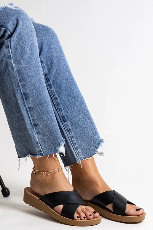 Schwarze Keilsandaletten aus... Schwarze Keilsandaletten aus...