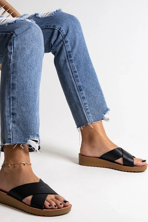 Schwarze Keilsandaletten aus... Schwarze Keilsandaletten aus...