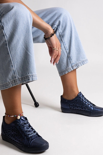 Marineblaue Safune-Sneakers mit Lochmuster