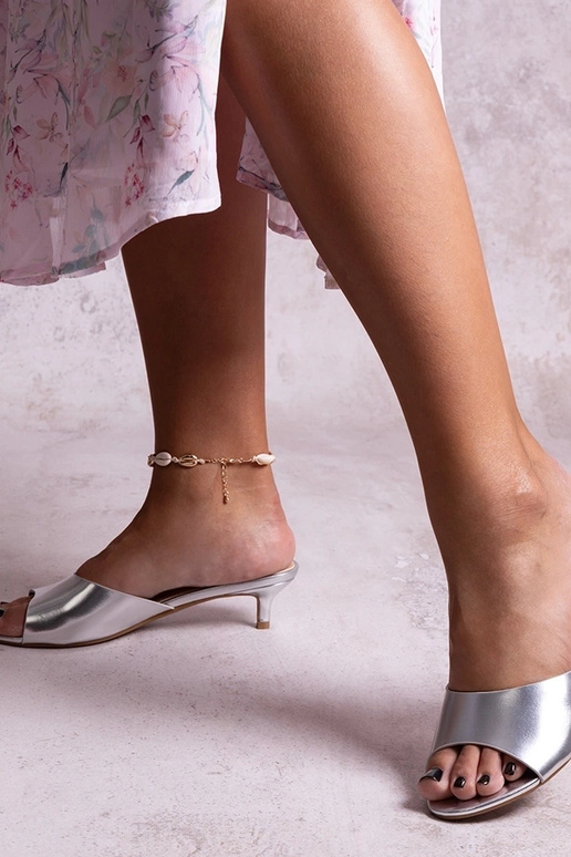 Silberne Pantoletten mit niedrigem... Silberne Pantoletten mit niedrigem...