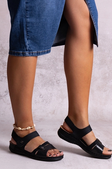 Schwarze Plateausandalen...