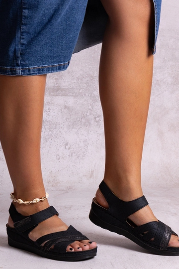 Areja – Schwarze Sandalen mit niedrigem Keilabsatz
