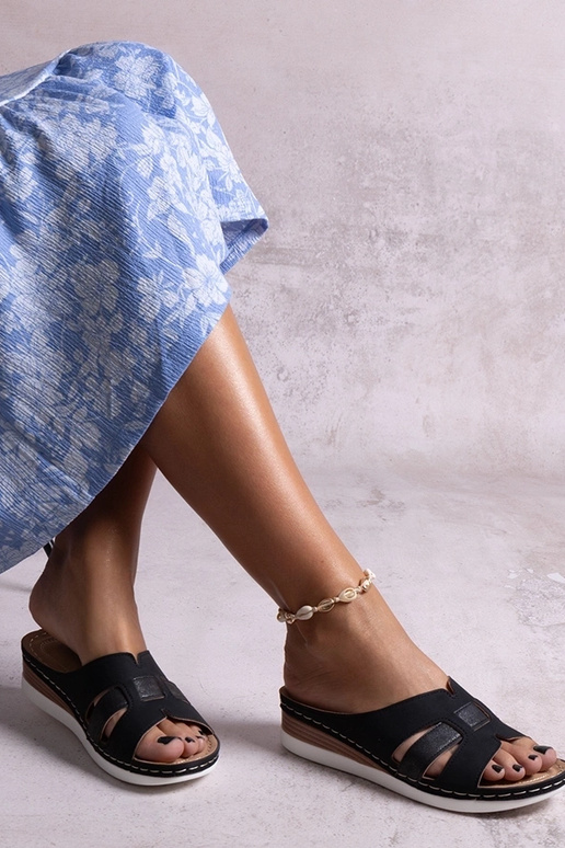 Schwarze leichte Flip-Flops mit... Schwarze leichte Flip-Flops mit...