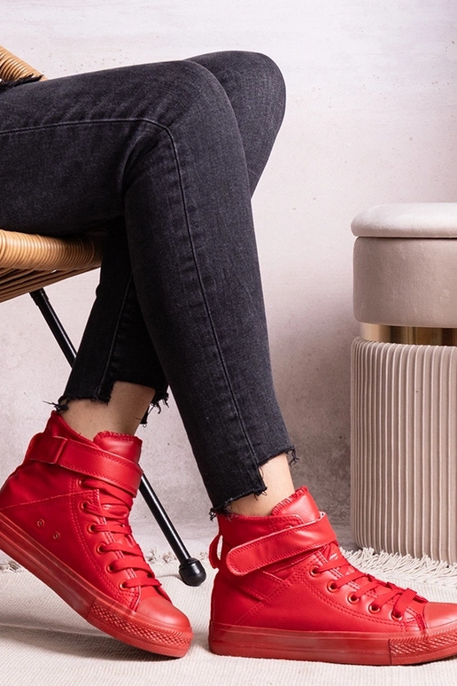 Rote hohe Sneakers aus Kunstleder... Rote hohe Sneakers aus Kunstleder...