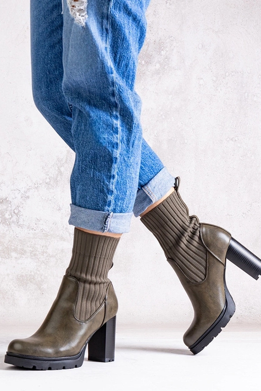 Grüne Stiefeletten mit Blockabsatz...